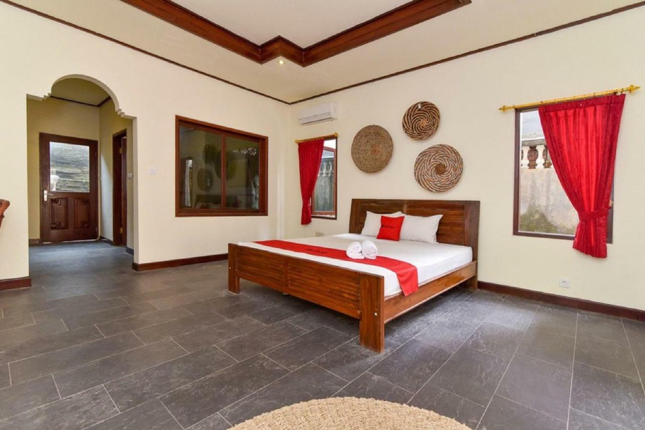 RedDoorz Plus near Seminyak Square Denpasar Exterior foto